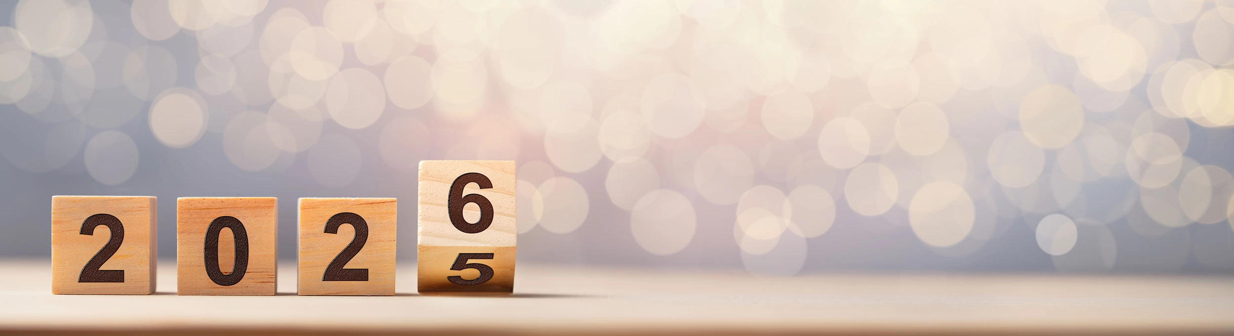 Holzw&uuml;rfel zeigen den Jahreswechsel auf 2026