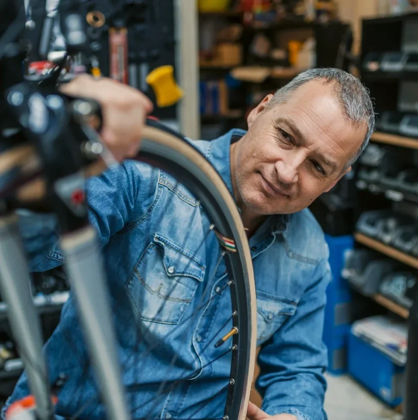 Emotion-Bike-Promo Mountainbiker mit Rad in der Frühjahrslandschaft