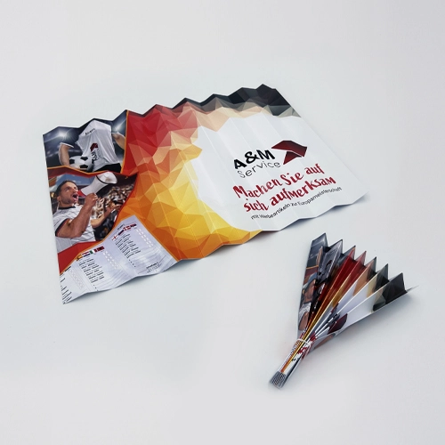 Klatschpappen im Fanshop-Design